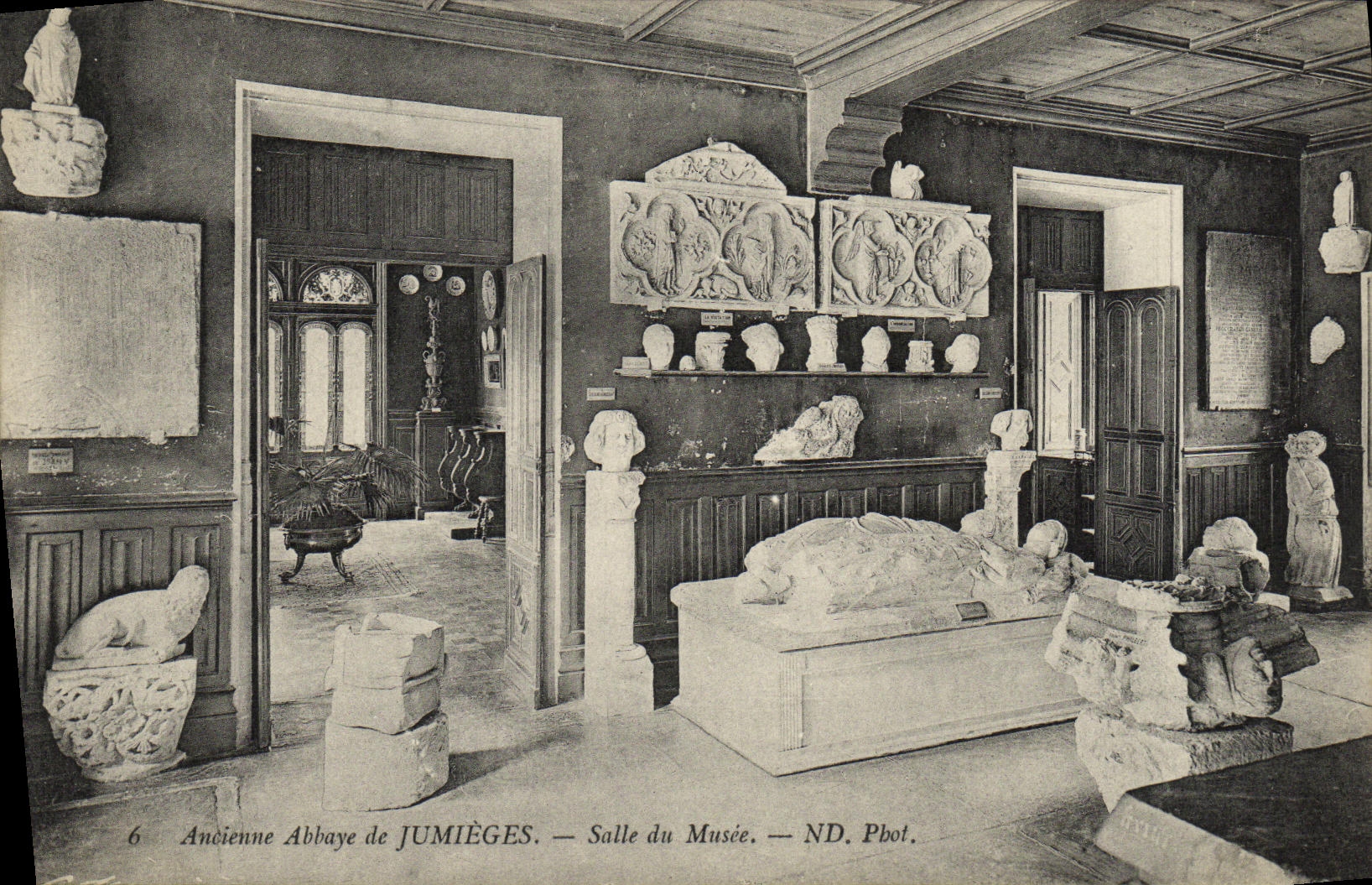 Ancienne Abbaye de JUMIÈGES — Salle du Musée — ND. Pbot.