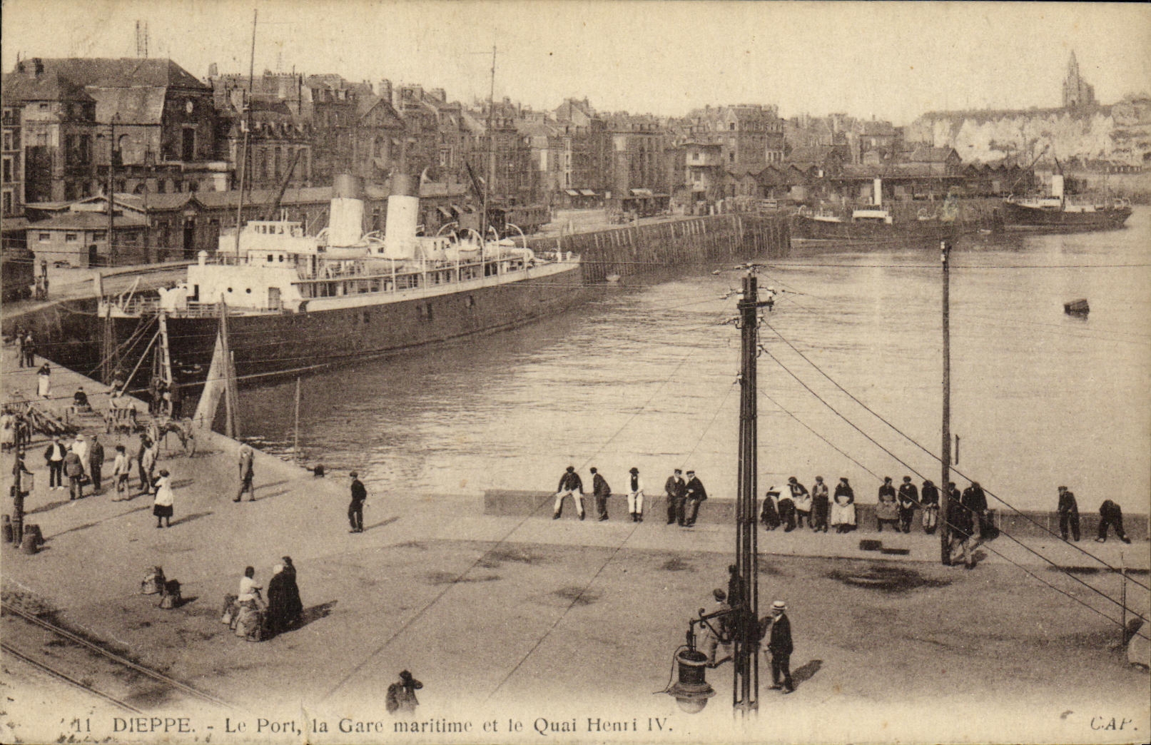 CPA Dieppe Le Port la Gare Maritime et le Quai Henri IV Bateau