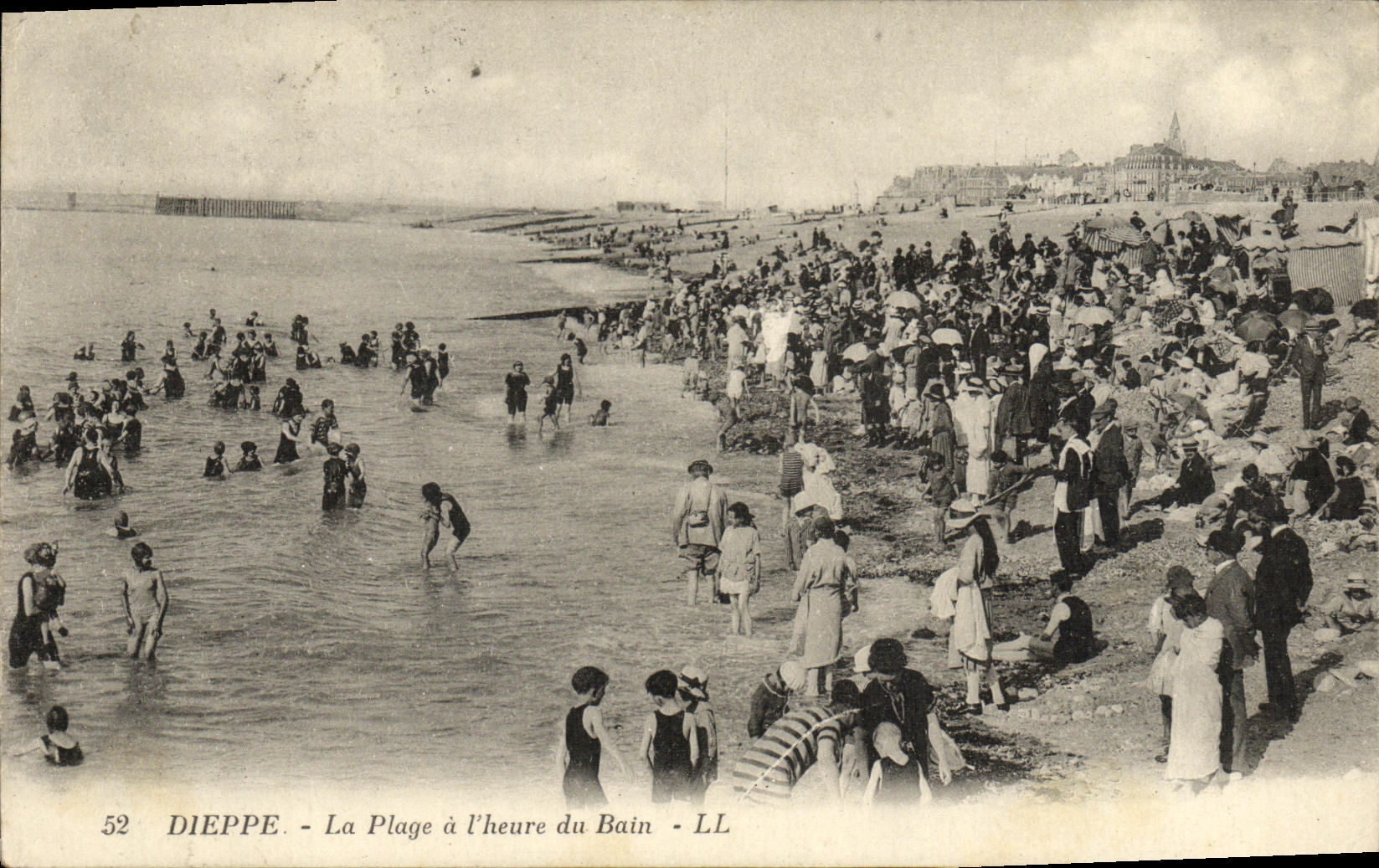 CPA Dieppe La Plage a l heure du Bain