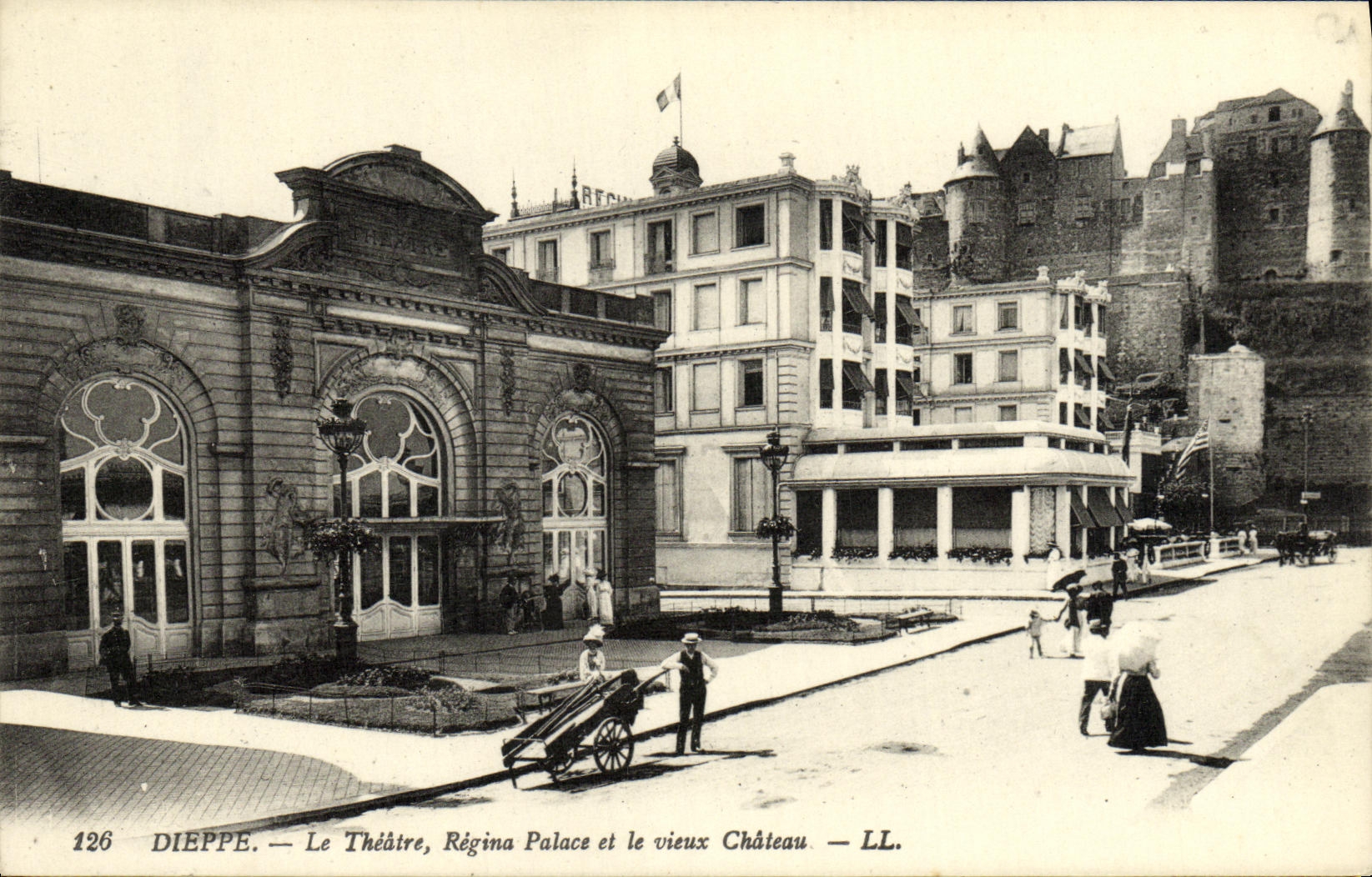 CPA Dieppe Le Theatre Regina Place et le vieux Chateau