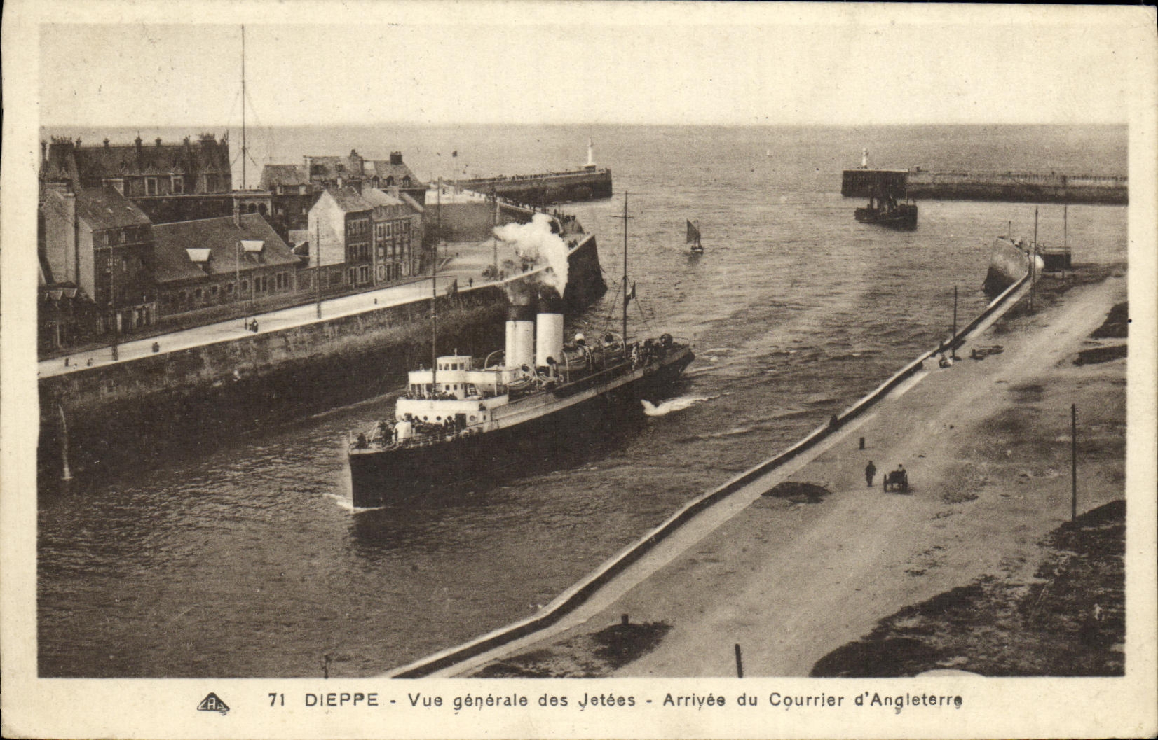 CPA Dieppe Vue generale des Jetees Arrivee du courrier d Angleterre Bateau