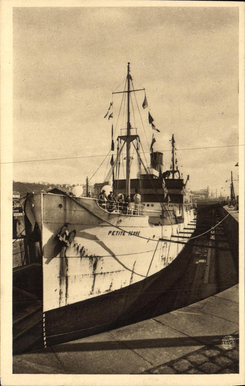 CPA Dieppe Un Bananier en cale seche Bateau Banane