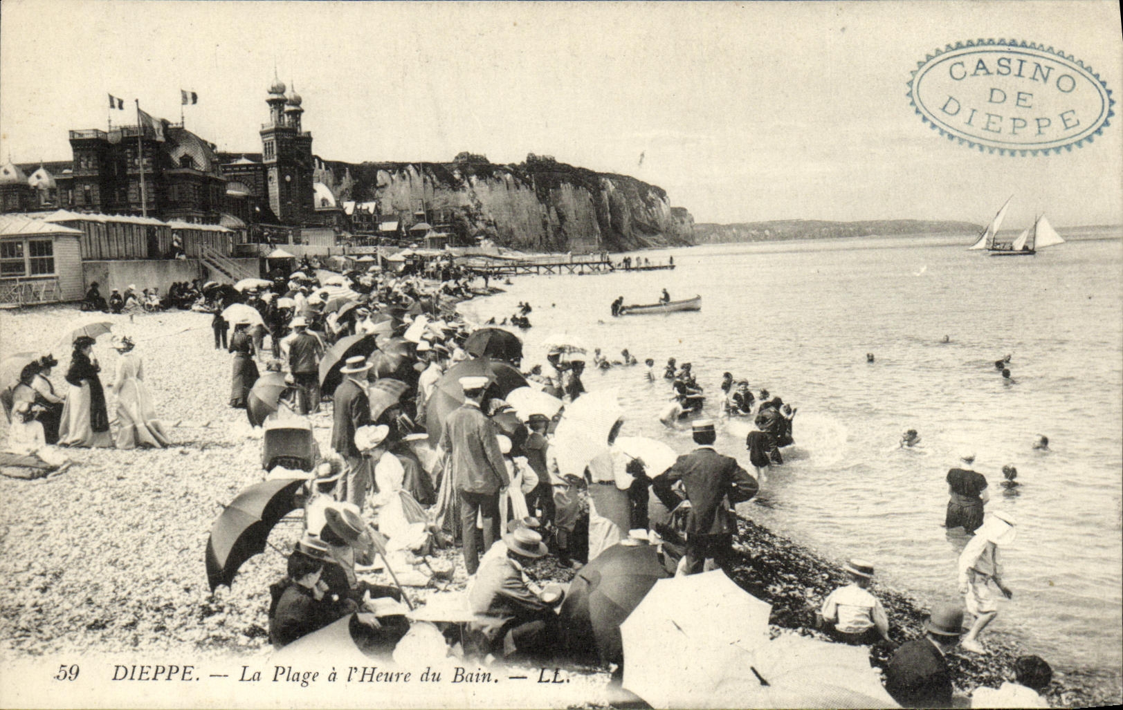 CPA Dieppe La Plage a l Heure du Bain 