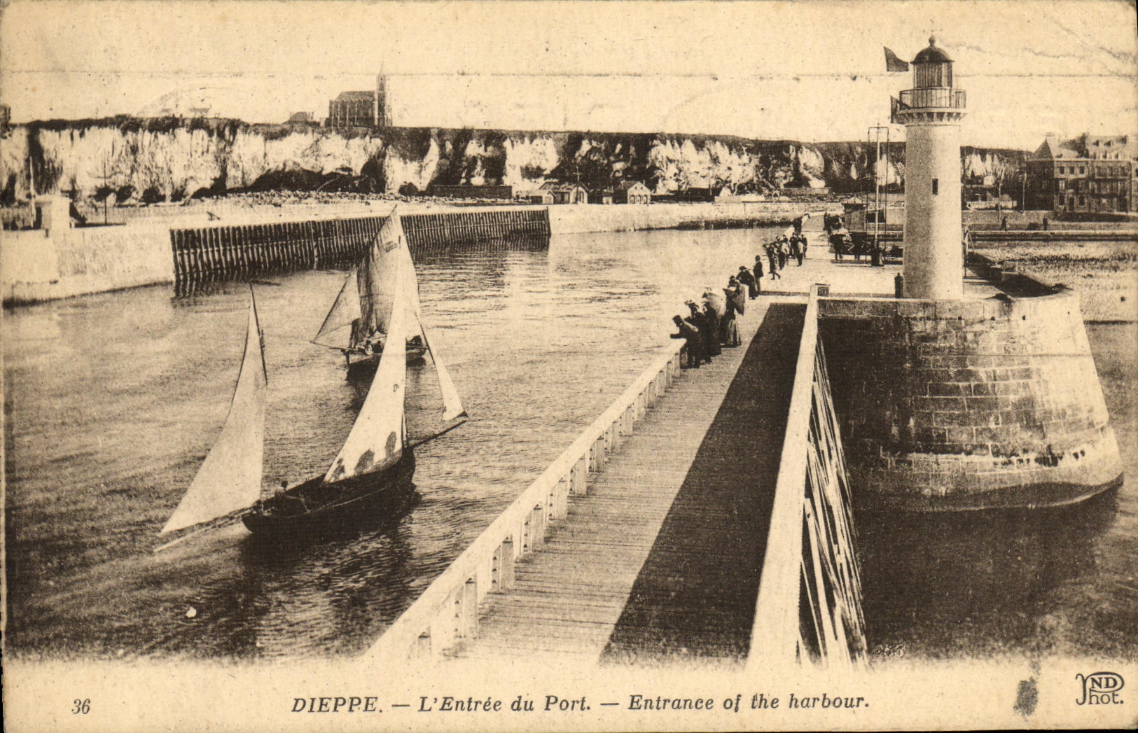 CPA Dieppe L Entree du Port