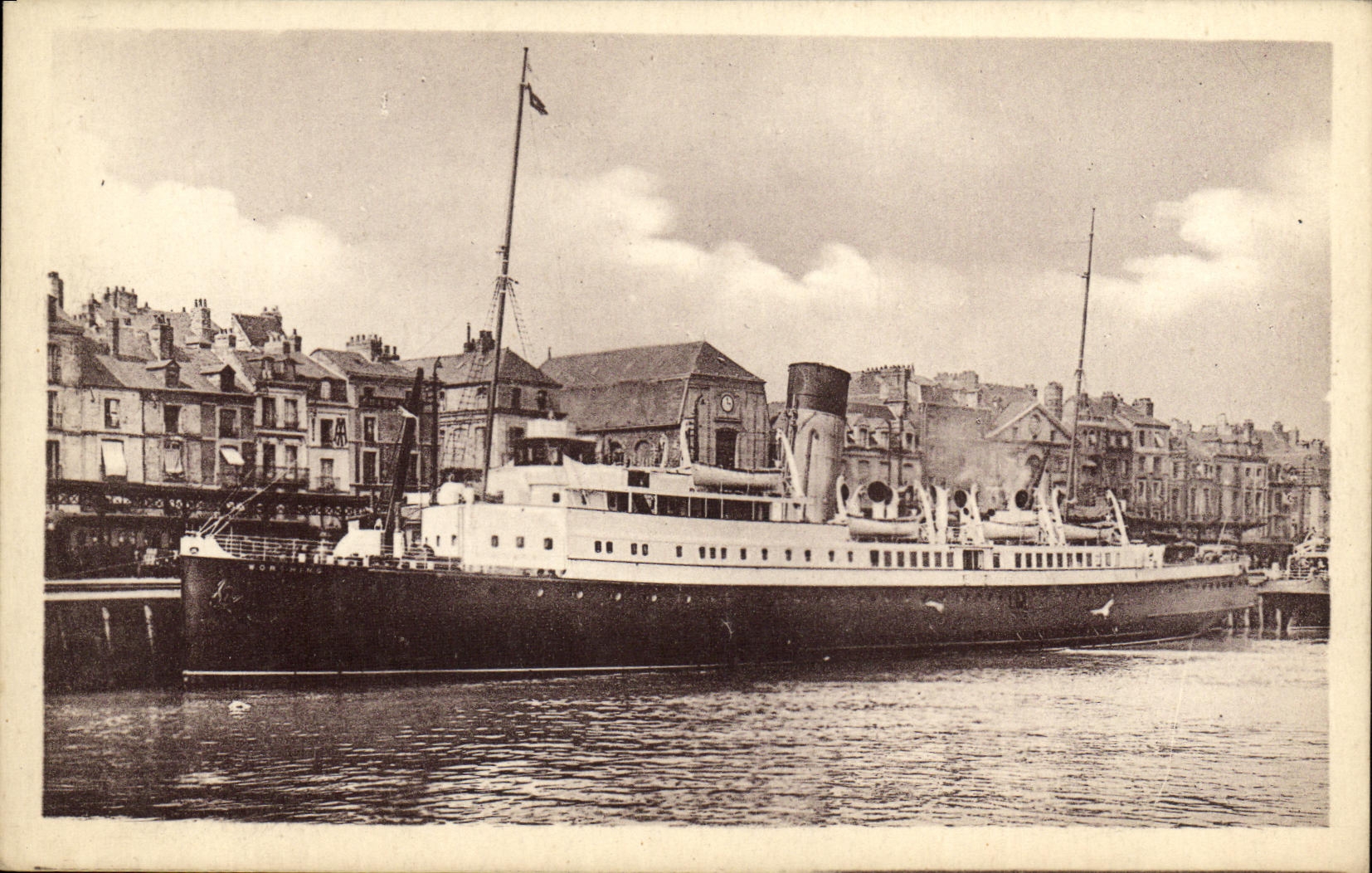 CPA Dieppe Le Wathing Au Quai de la Gare Maritime Bateau