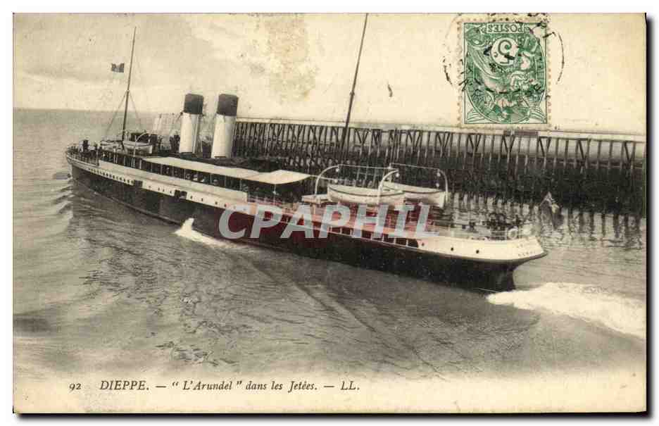 CPA Dieppe L Arundel dans les Jetees Bateau