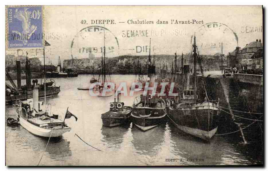 CPA Dieppe Chalutiers dans l Avant Port Bateaux