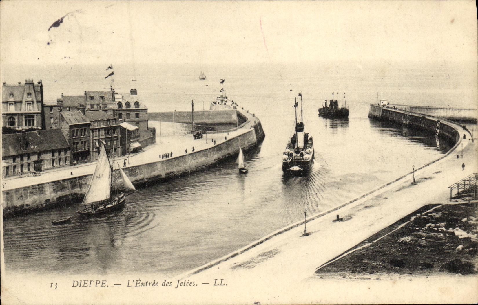 CPA Dieppe L Entree des Jetees 