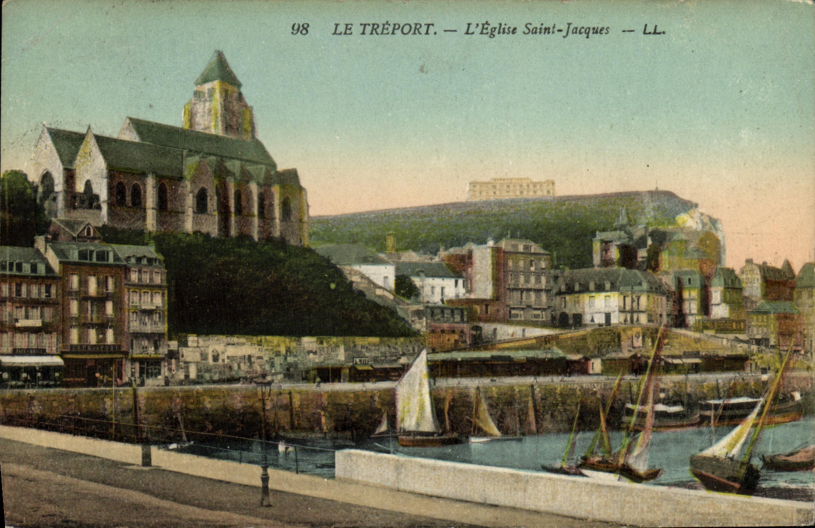 CPA Le Treport L Eglise Saint Jacques Bateaux