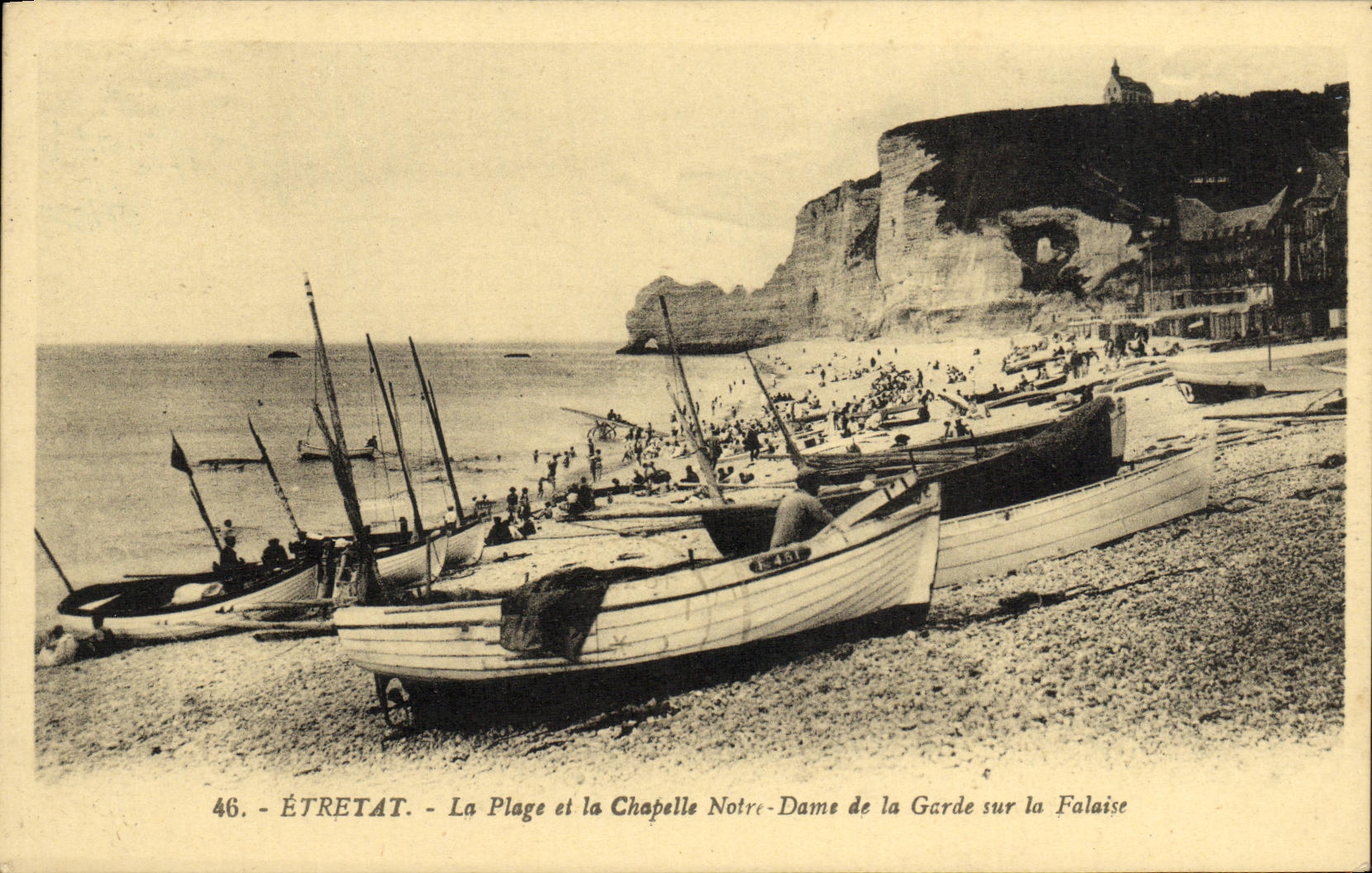 CPA Etretat La Plage et la Chapelle Notre Dame de la Garde sur la Falaise Bateaux