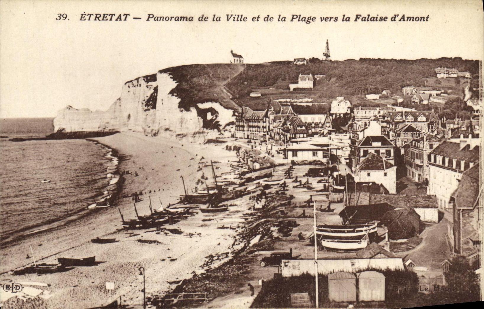 CPA Etretat Panorama de la Ville et de la Plage vers la Falaise d Amont