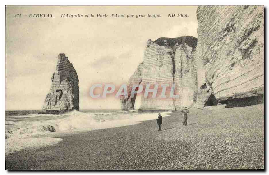 CPA Etretat L Aiguille et la Porte d Aval par gros temps 