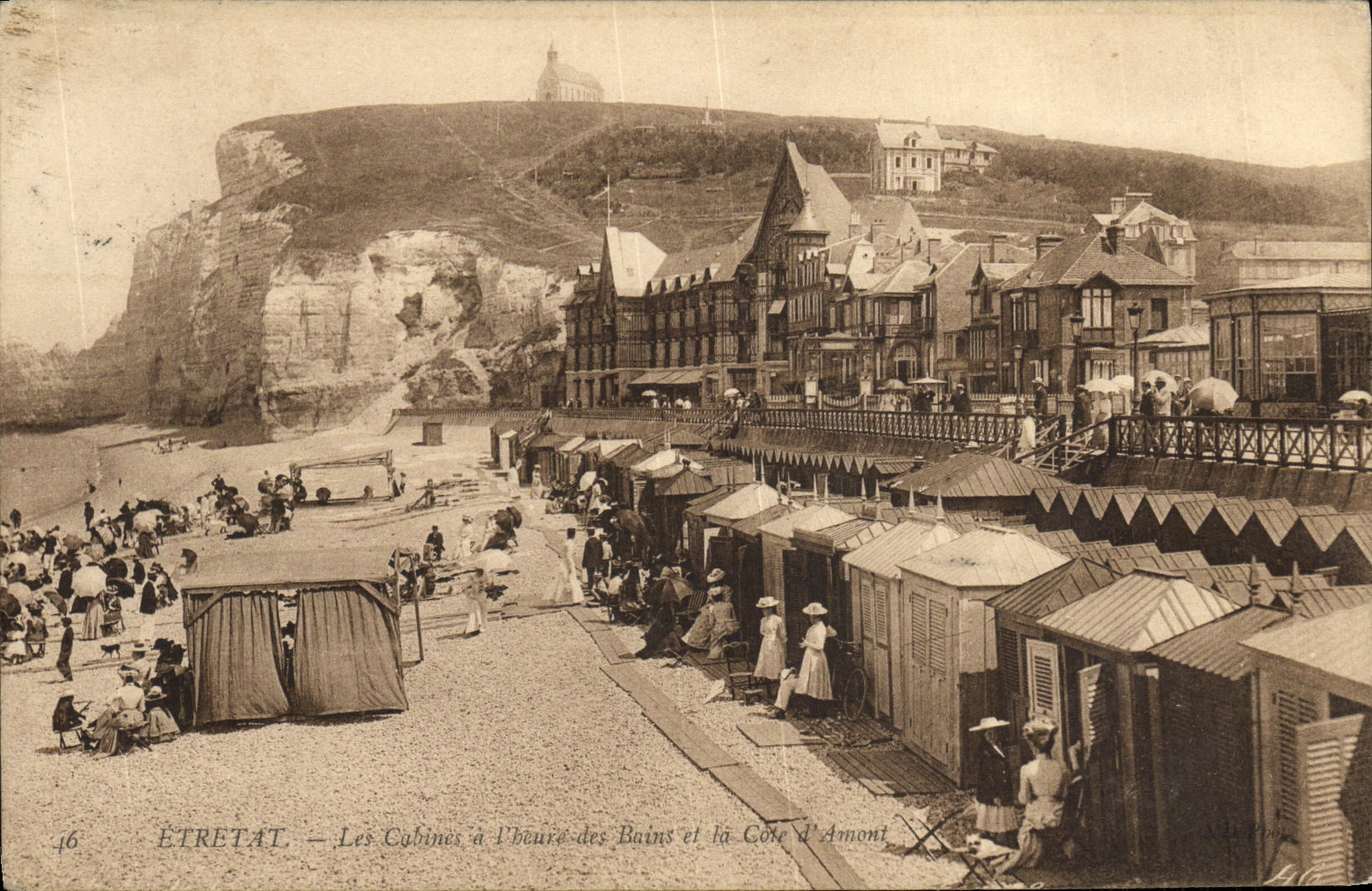 CPA Etretat Les cabines a l heure des bains et la cote d Amont 