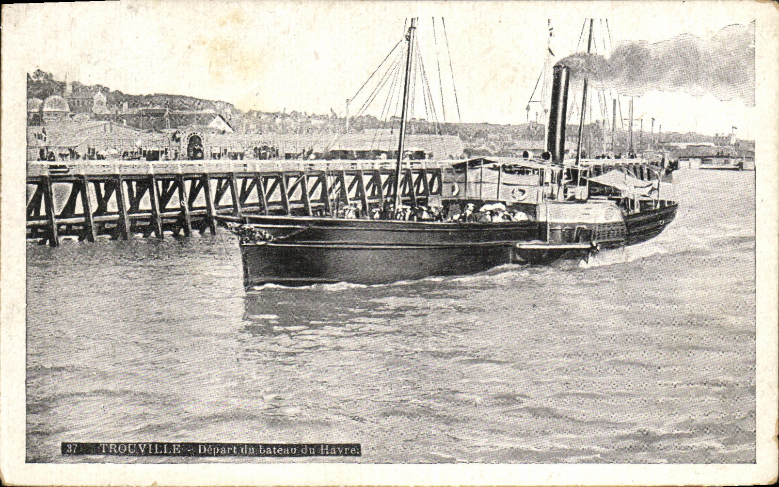 CPA Trouville Depart de pateau de Havre Bateau