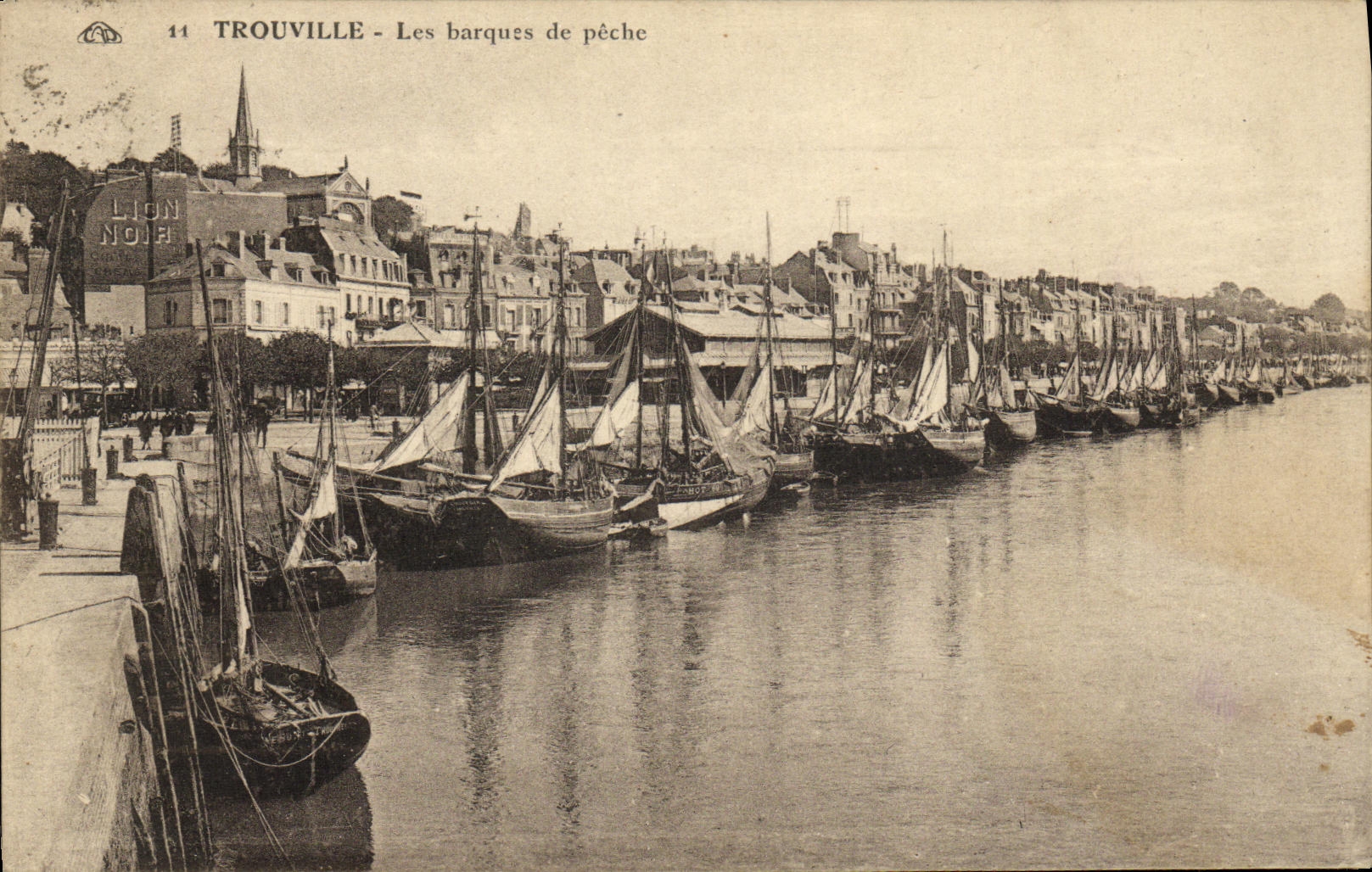 CPA Trouville Les barques de peche Bateaux