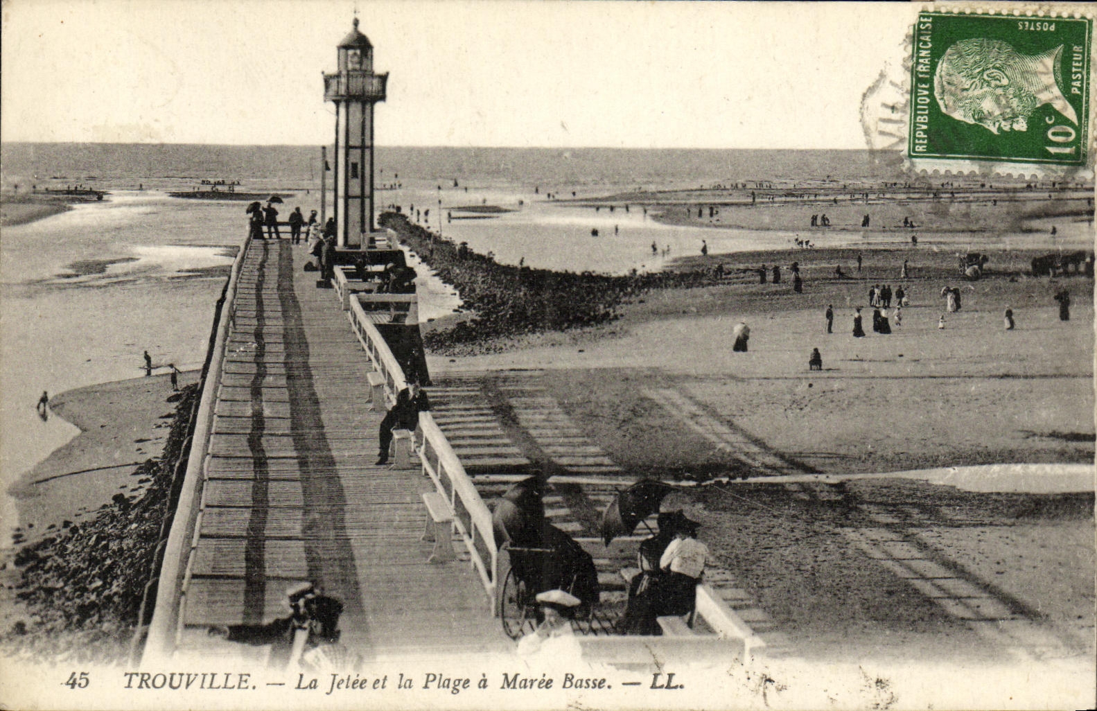CPA Trouville La Jetee et la Plage a Maree Basse Phare