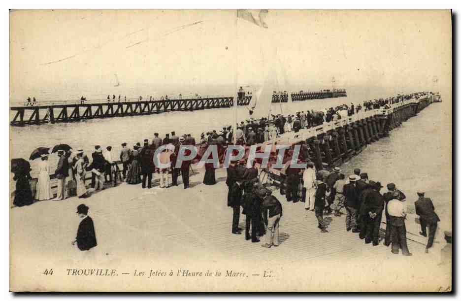 CPA Trouville Les Jetees a l Heure de la Maree 