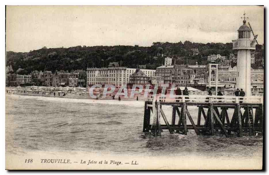 CPA Trouville La Jetee et la Plage Phare