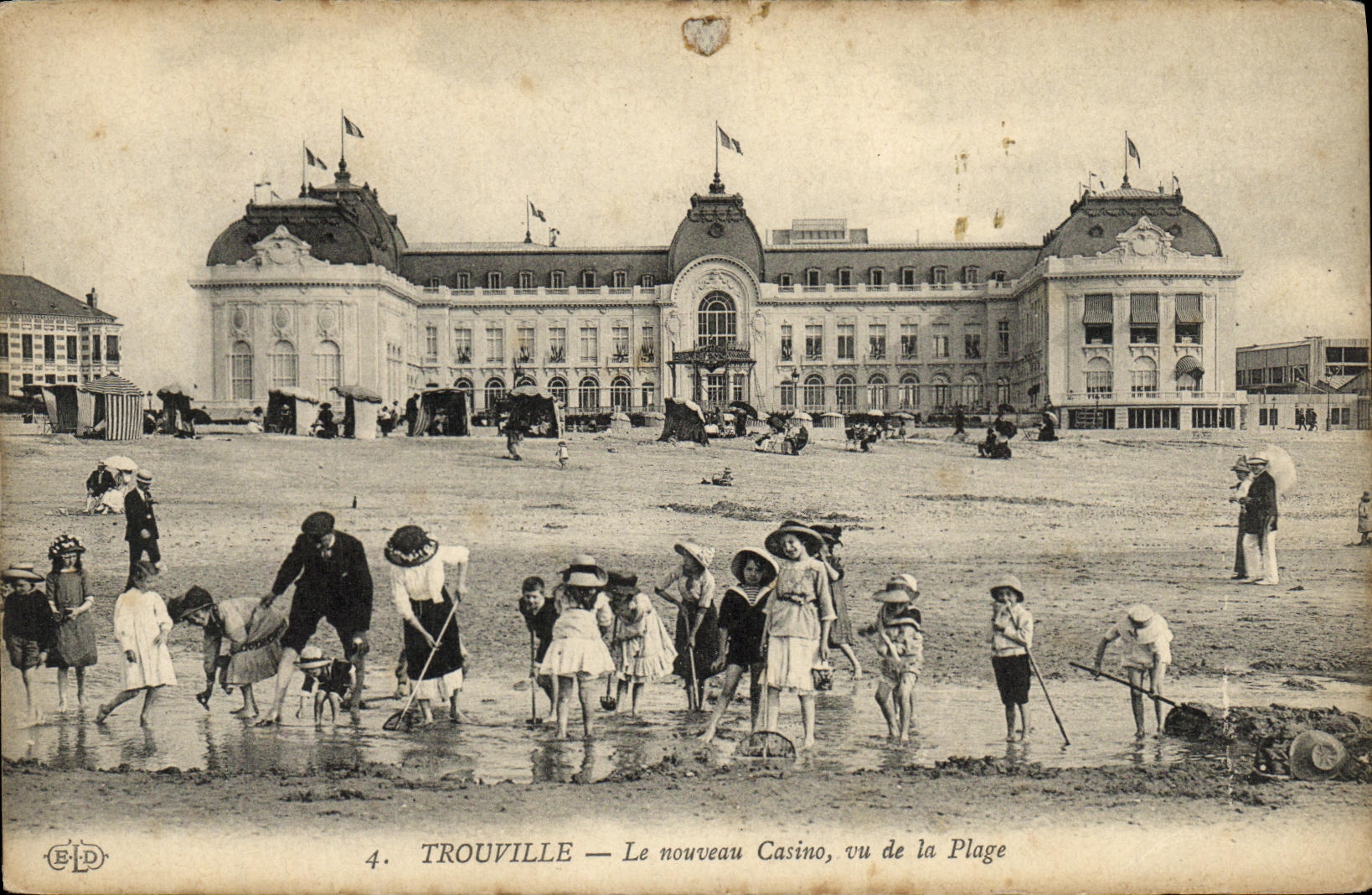 CPA Trouville Le nouveau Casino vu de la Plage 
