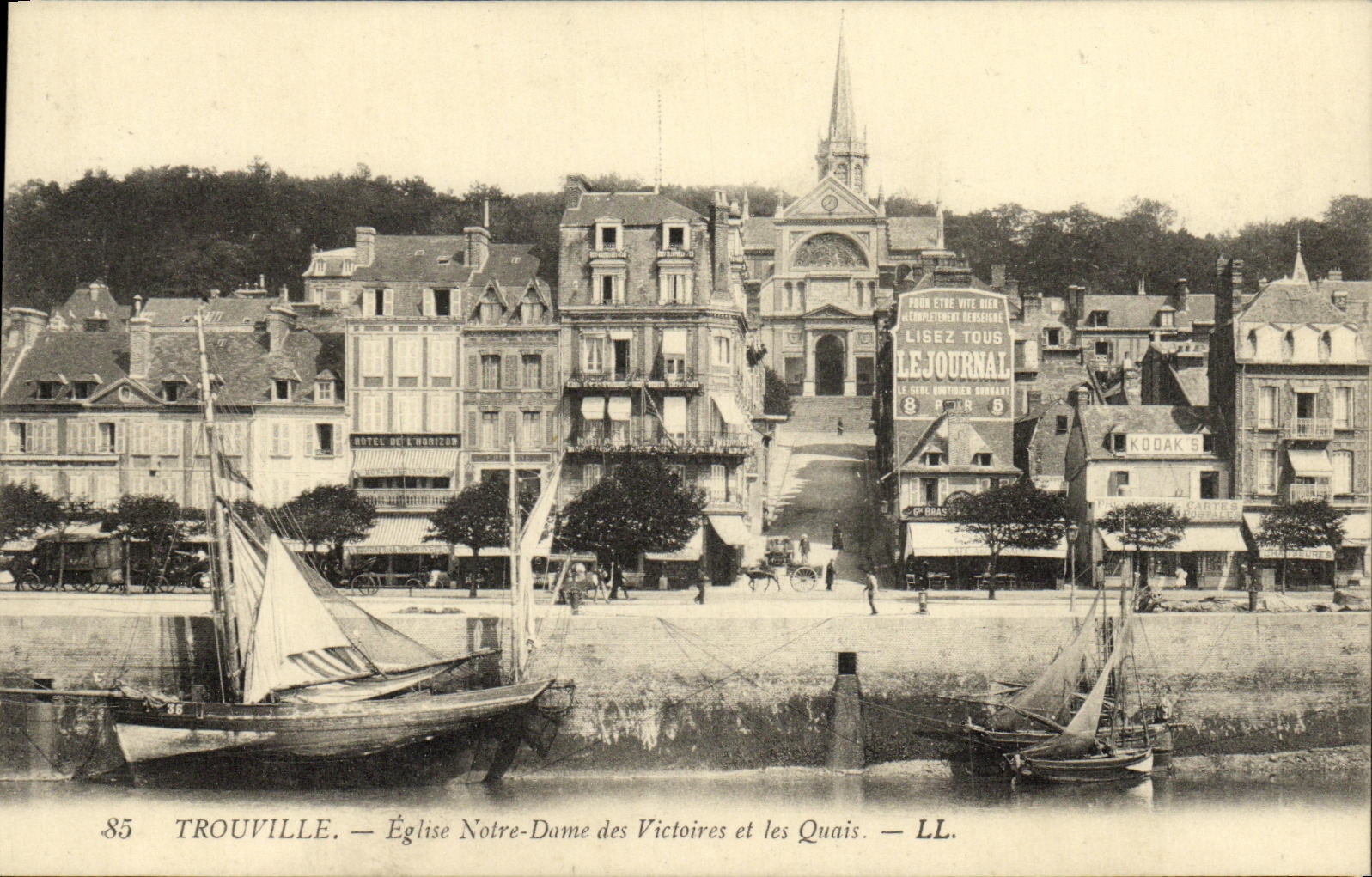 CPA Trouville Eglise Notre Dame des Victories et les Quais 