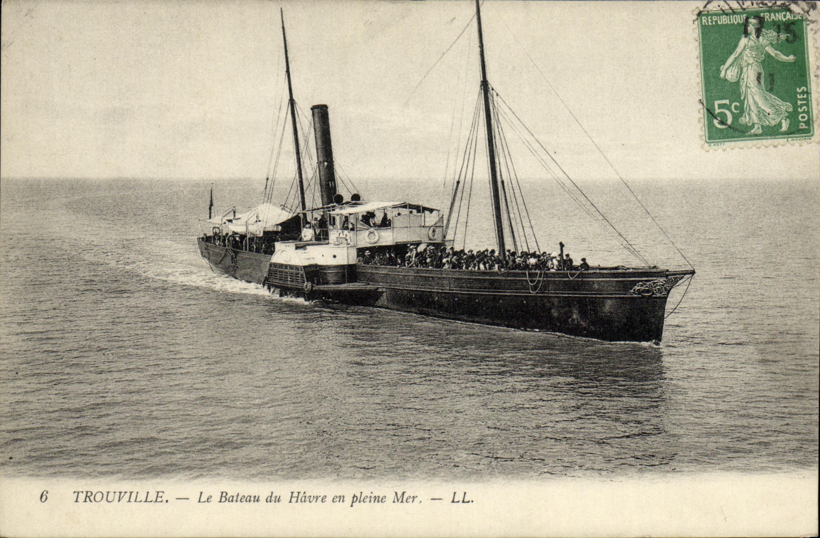 CPA Trouville La Bateau du Havre en pleine Mer Bateau