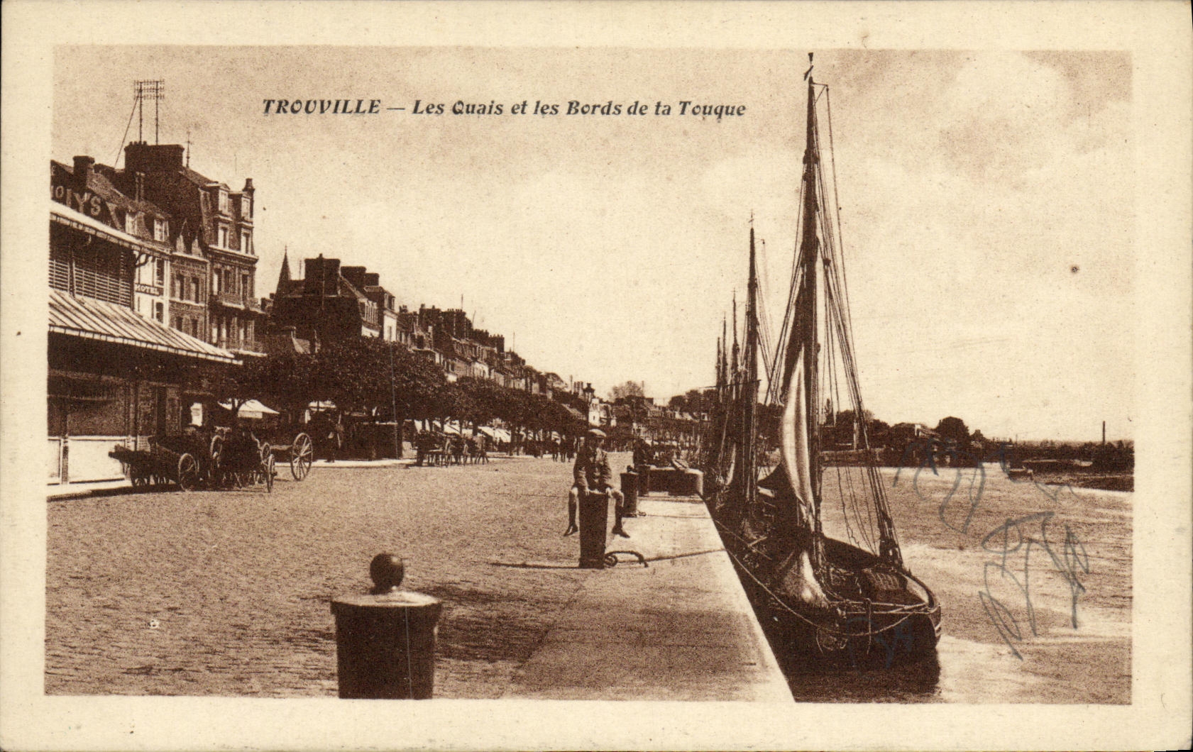 CPA Trouville Les Quais et les bords de la Touque Bateau