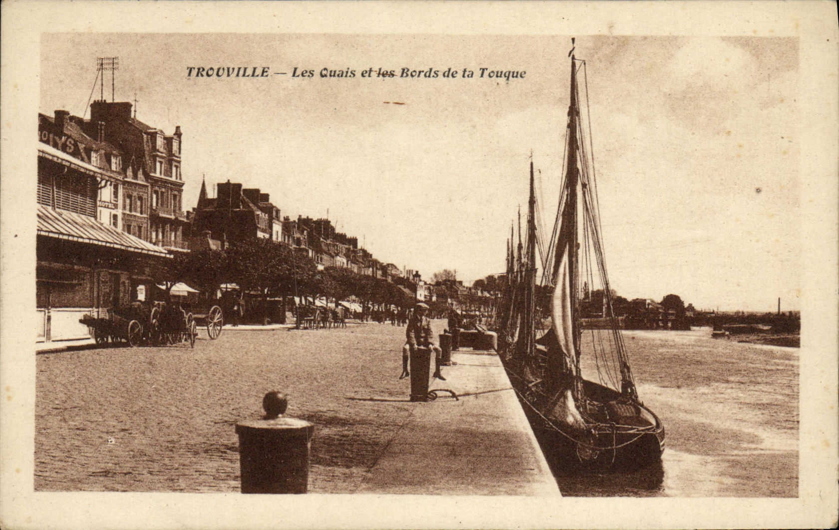CPA Trouville Les Quais et les Bords de la Touque Bateau