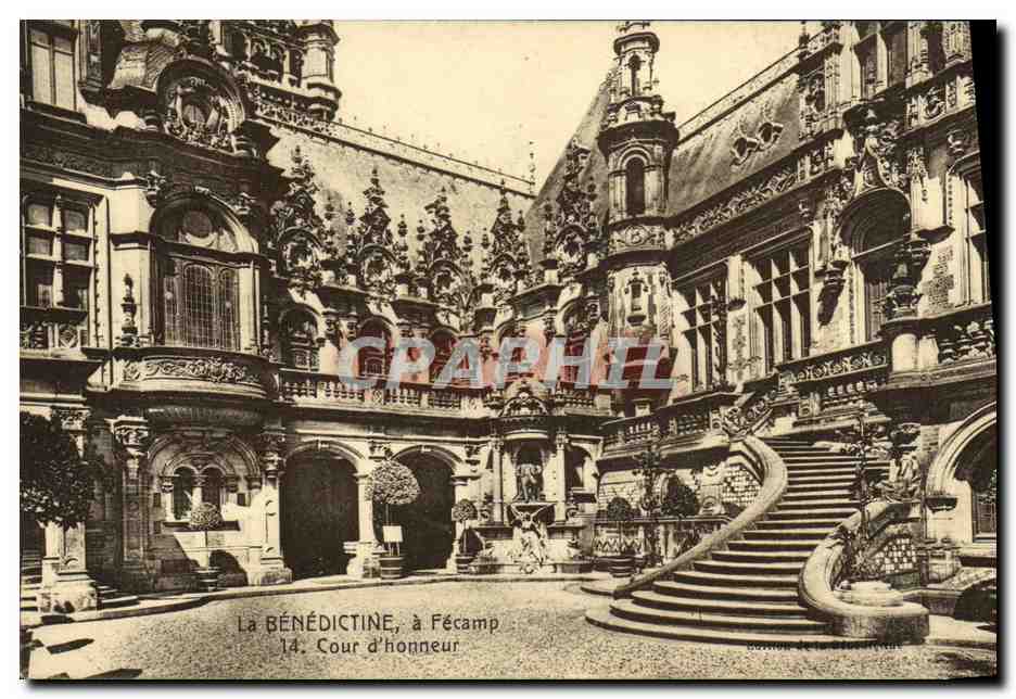 CPA La Benedictine Fecamp La Cour d Honneur 