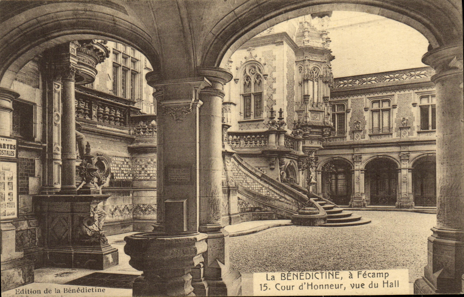 CPA La Benedictine Fecamp Cour d Honneur Vue du Hall