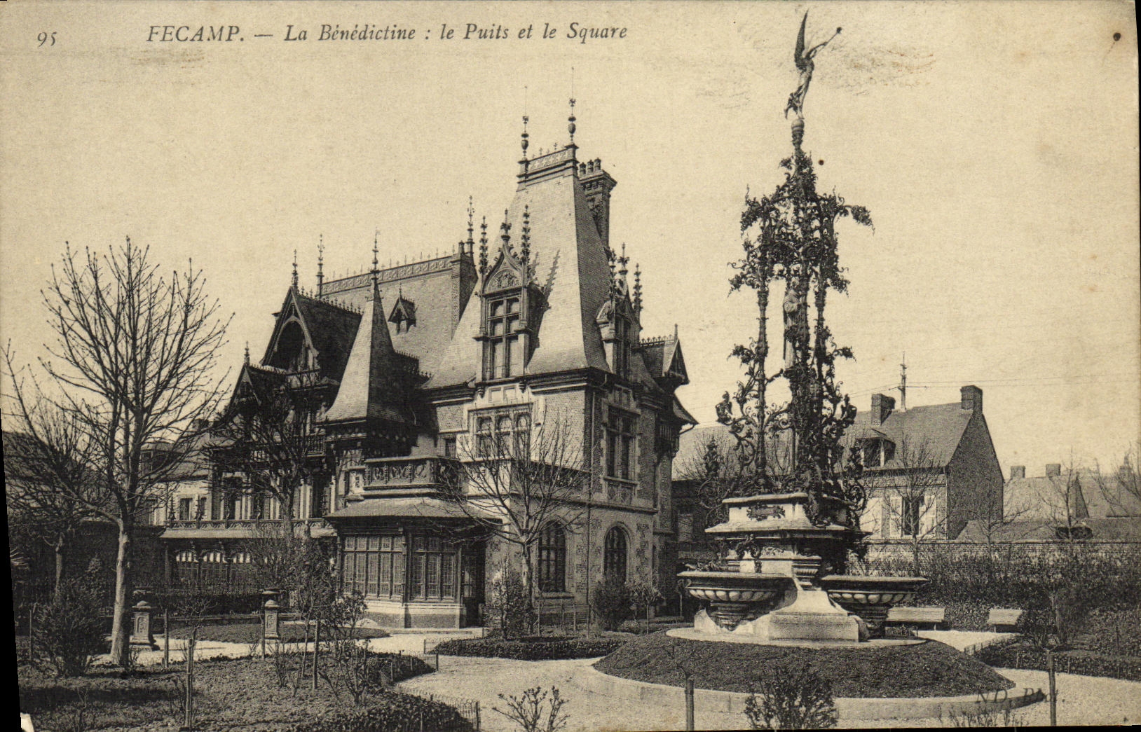 CPA Fecamp La Benedictine Le Puits et le Square 