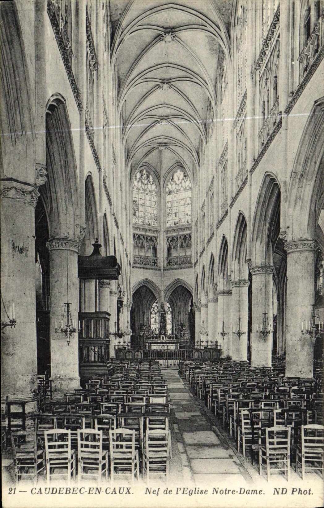 CPA Caudebec en Caux Nef de l Eglise Notre Dame 