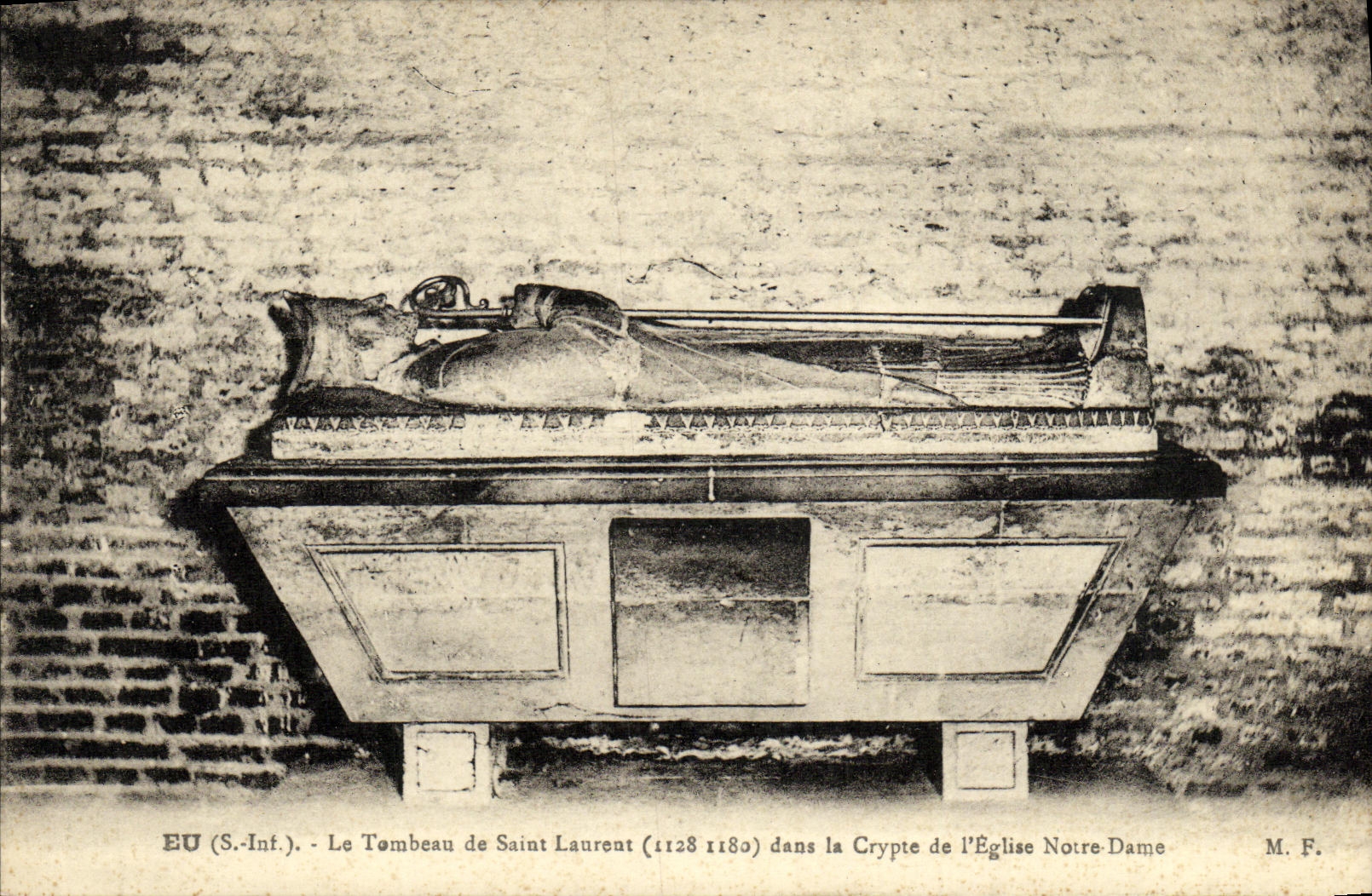 CPA Eu Le Tombeau de Saint Laureant dans la crypte de l eglise Notre Dame