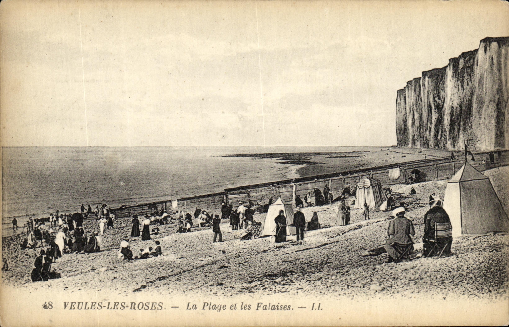 CPA Veules Les Roses La Plage Et les Falaises