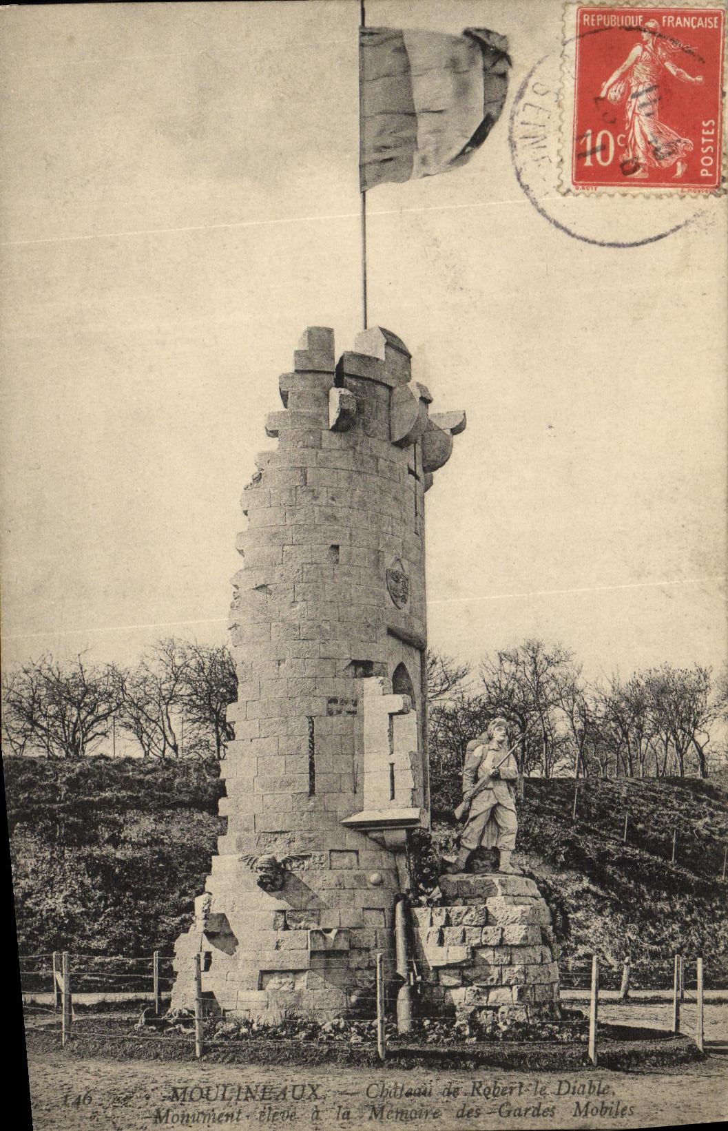 CPA Moulineaux Chateau de Robert le diable Monument eleve a la memoire des gardes mobiles Militaria