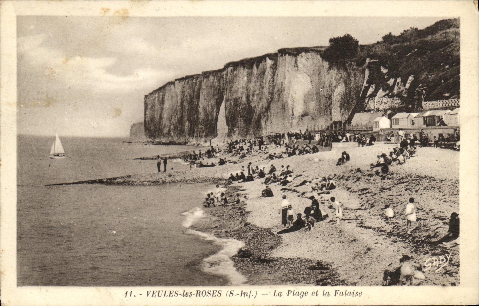 CPA Veules Les Roses La Plage et la Falaise