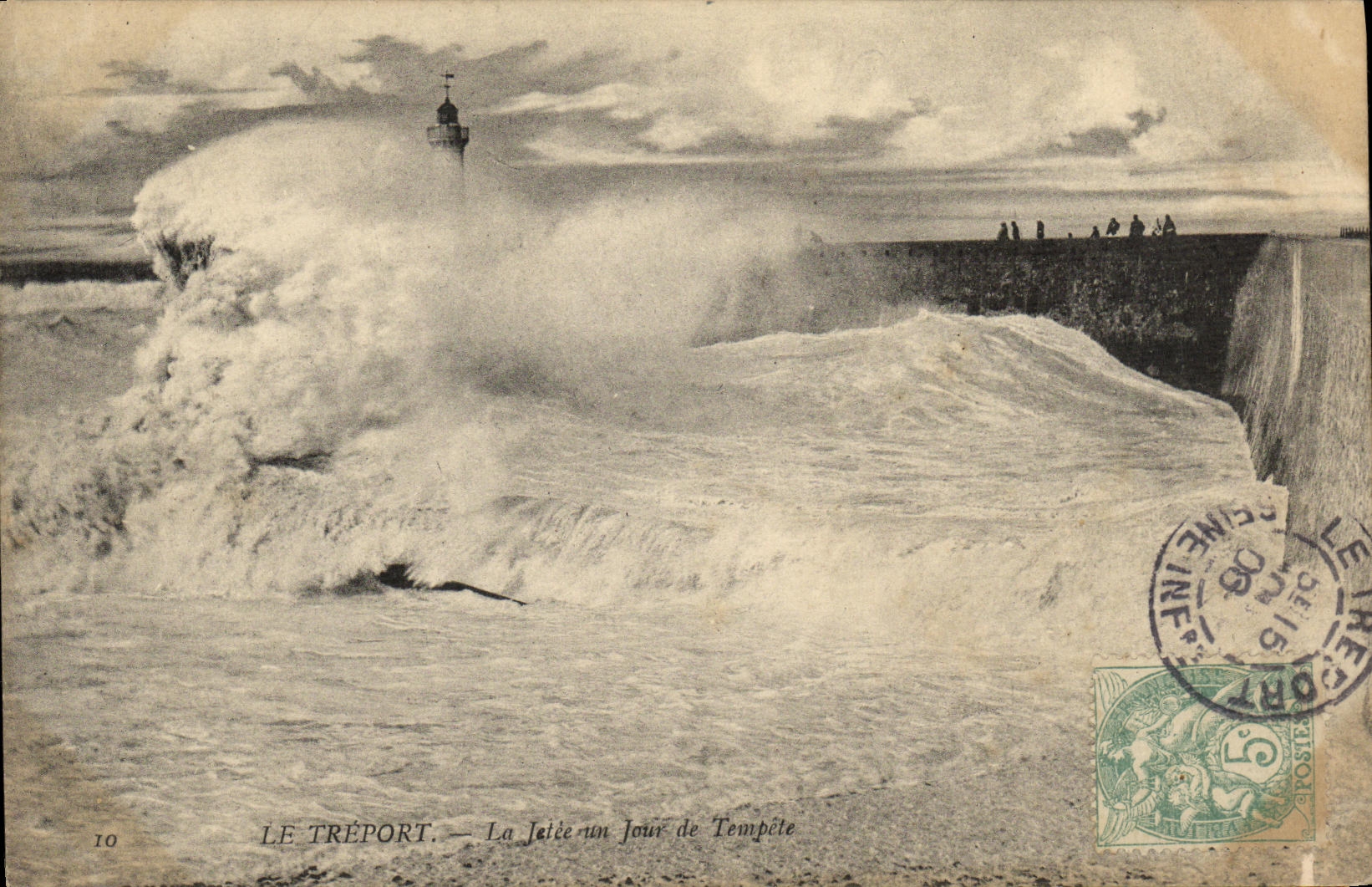 CPA Le Treport La Jetee un Jour de Tempete Phare