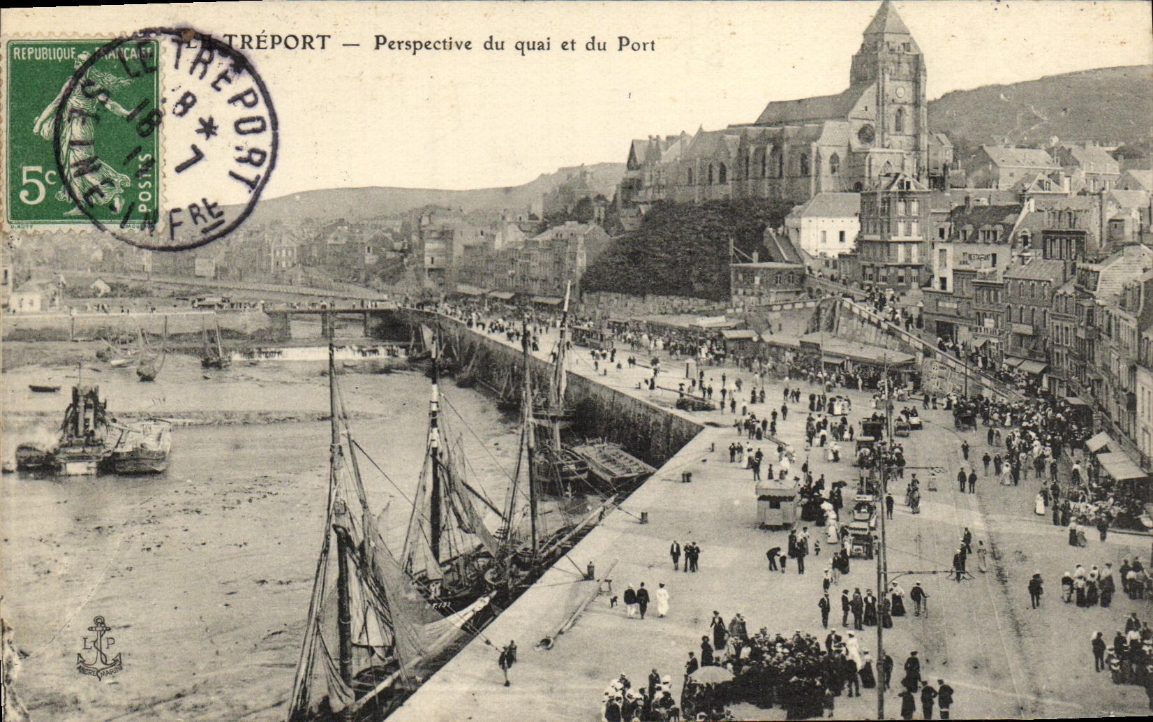 CPA Le Treport Perspective du quai et du Port Bateaux