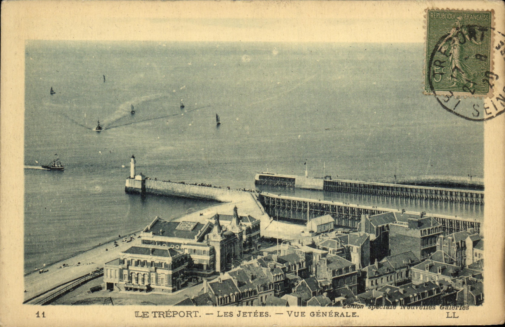CPA Le Treport Les Jetees Vue Generale