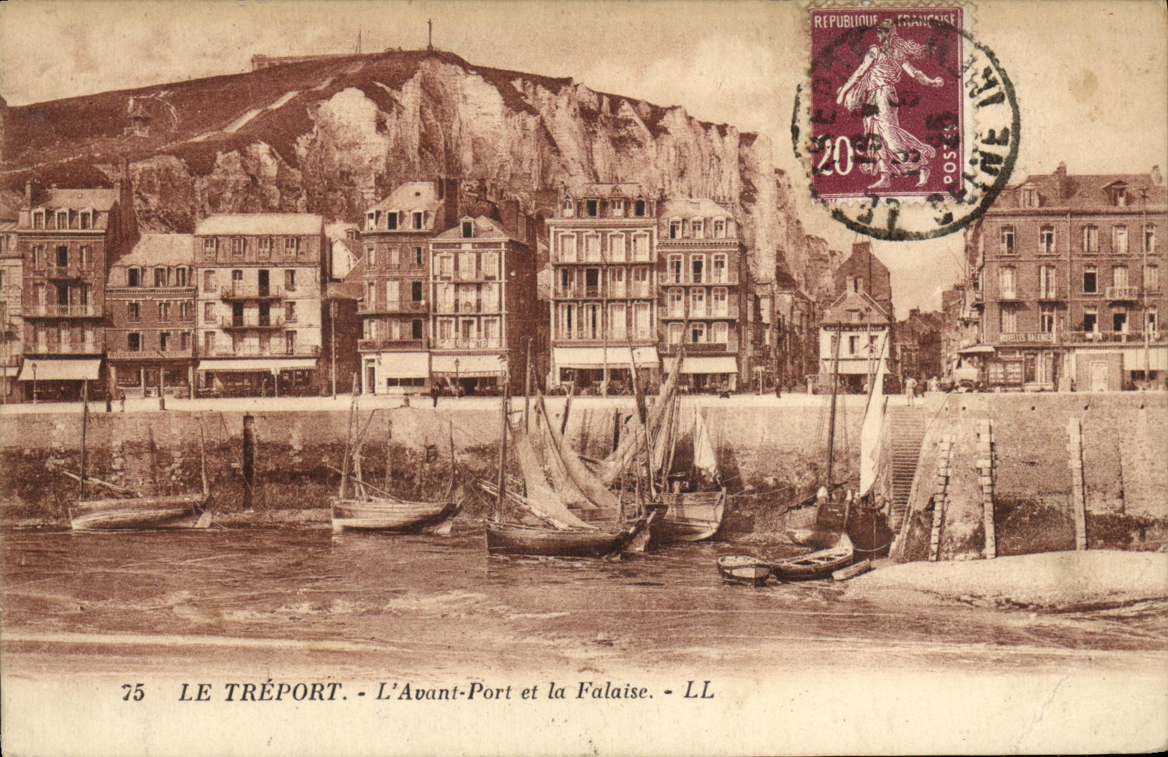 CPA Le Treport L Avant Port et la Falaise Bateaux