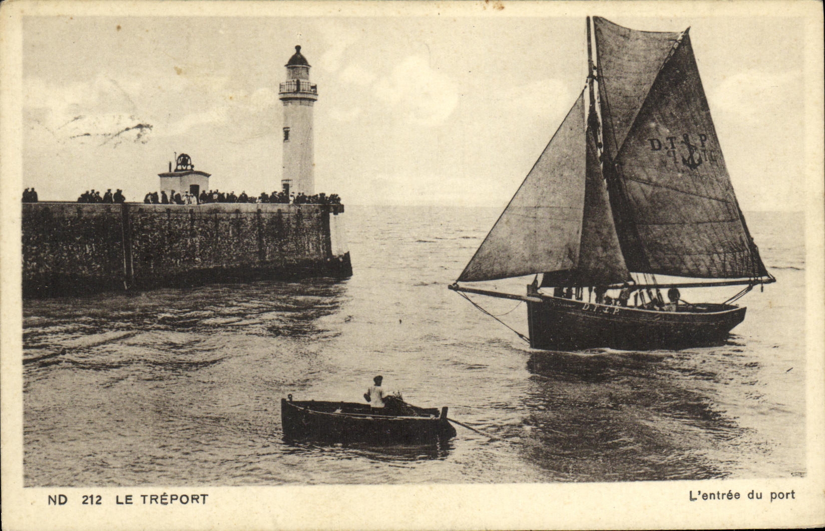 CPA Le Treport L entree du Port Phare Bateau