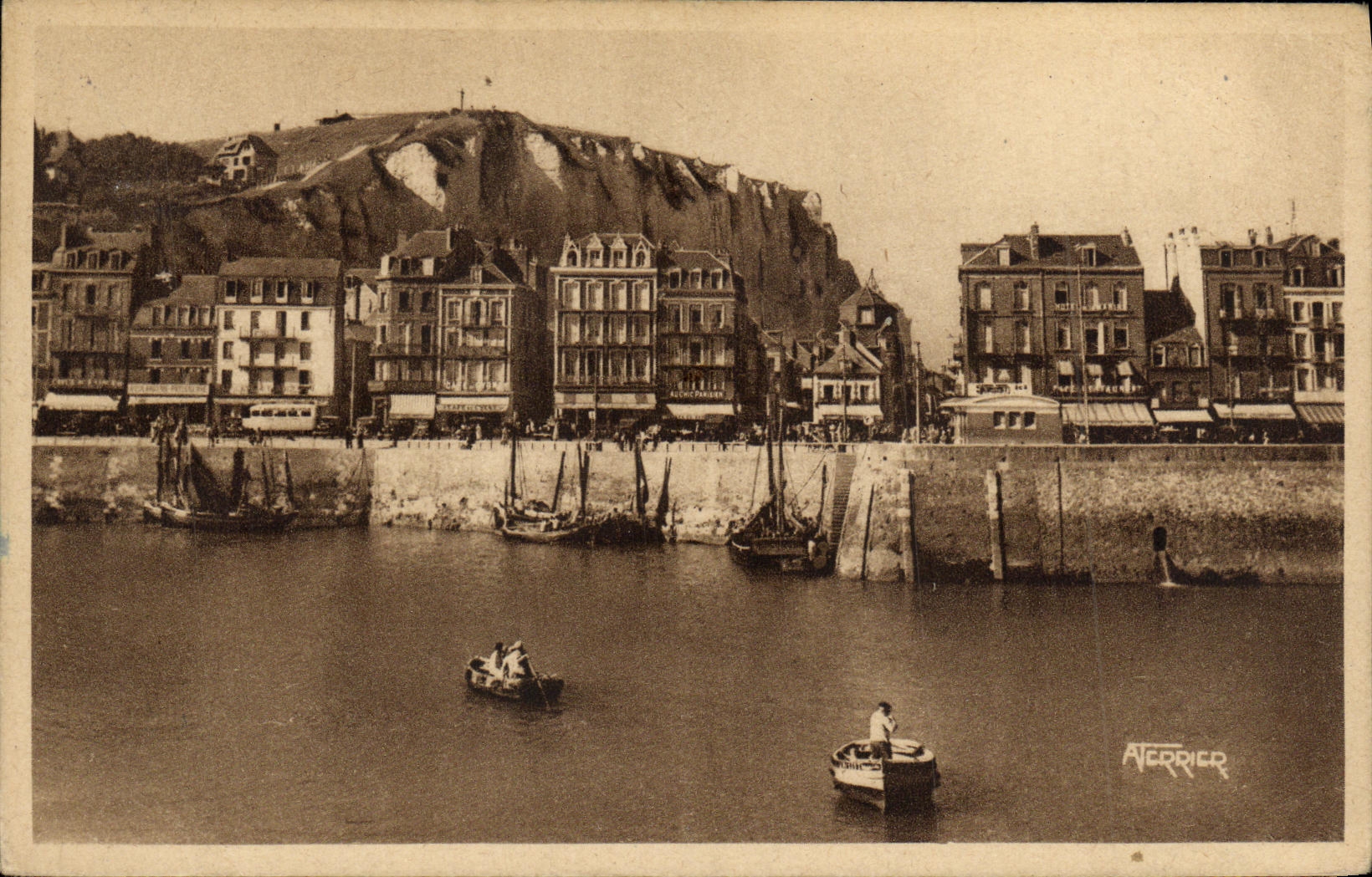 CPA Le Treport Eu Mers Le quai Francois 1er et les passeurs