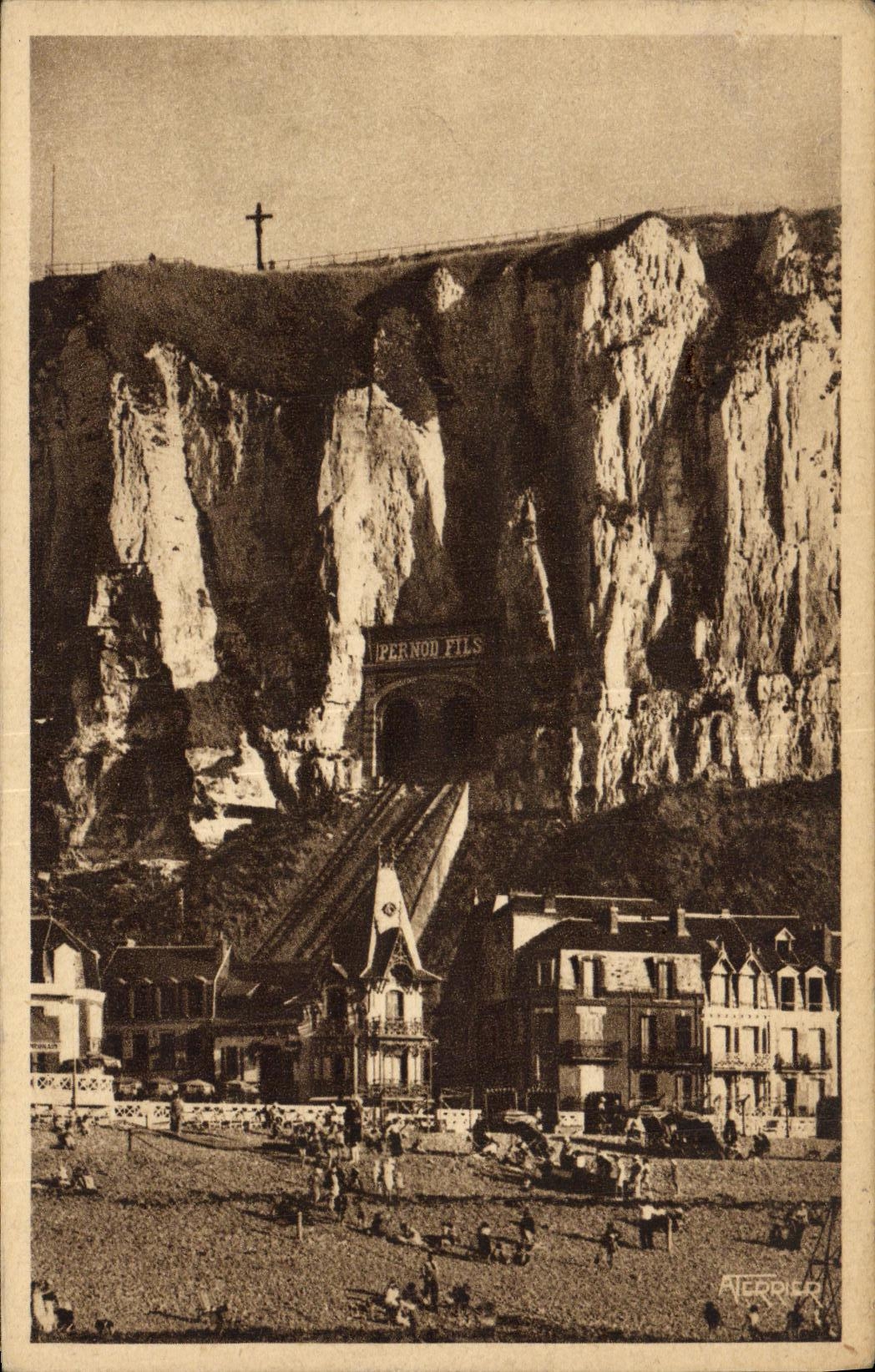 CPA Le Treport Derriere la plage Le funiculaire montant aux terrasses Pernod Freres