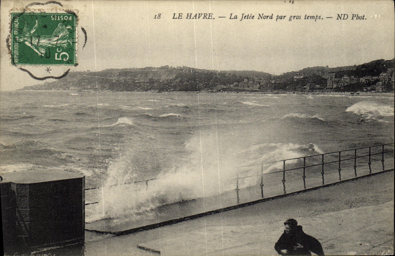 CPA Le Havre La jetee Nord par gros temps