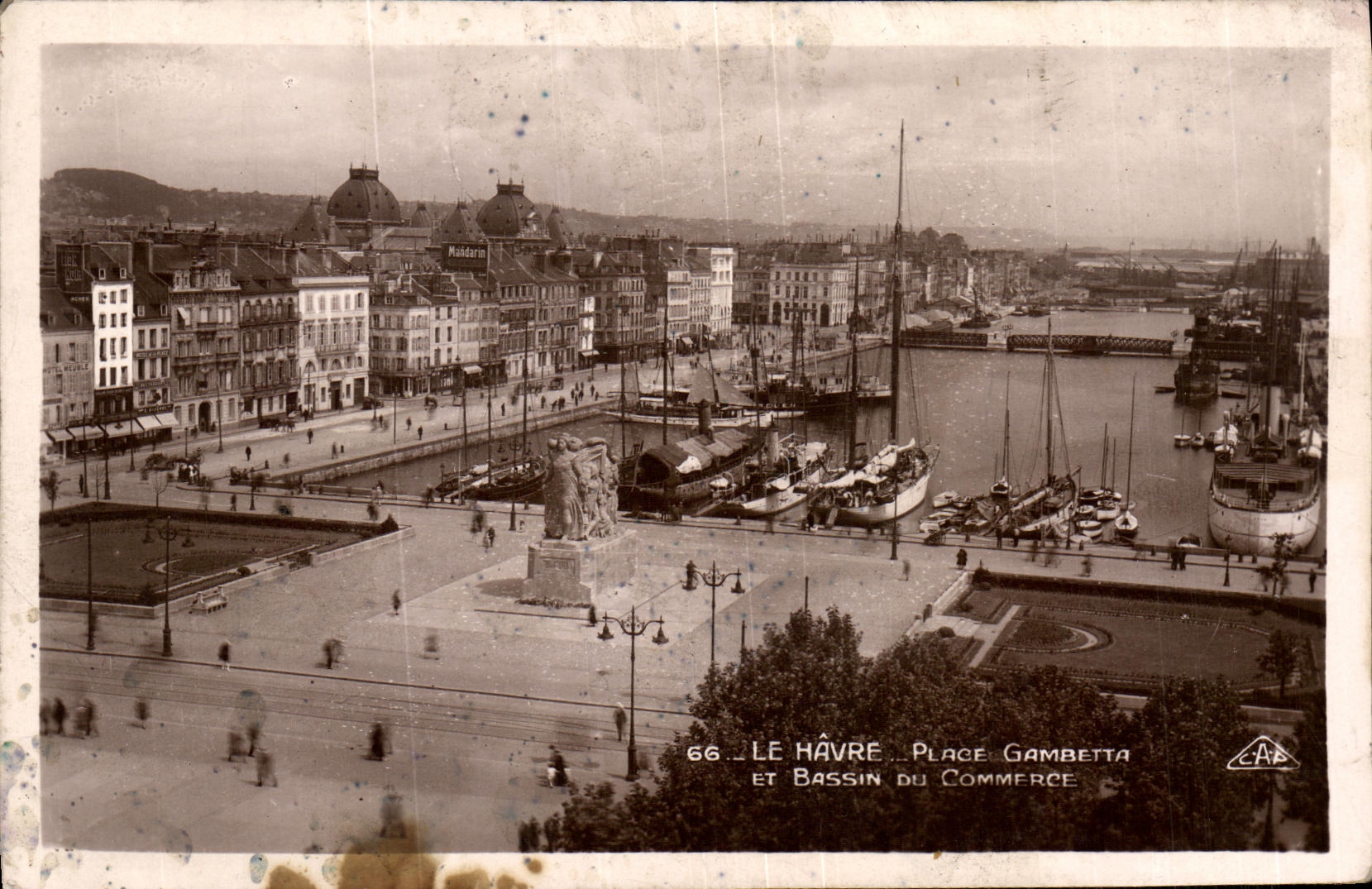 Le Havre - Place Gambetta et Bassin du Commerce — éditeur C.A.P. n°66