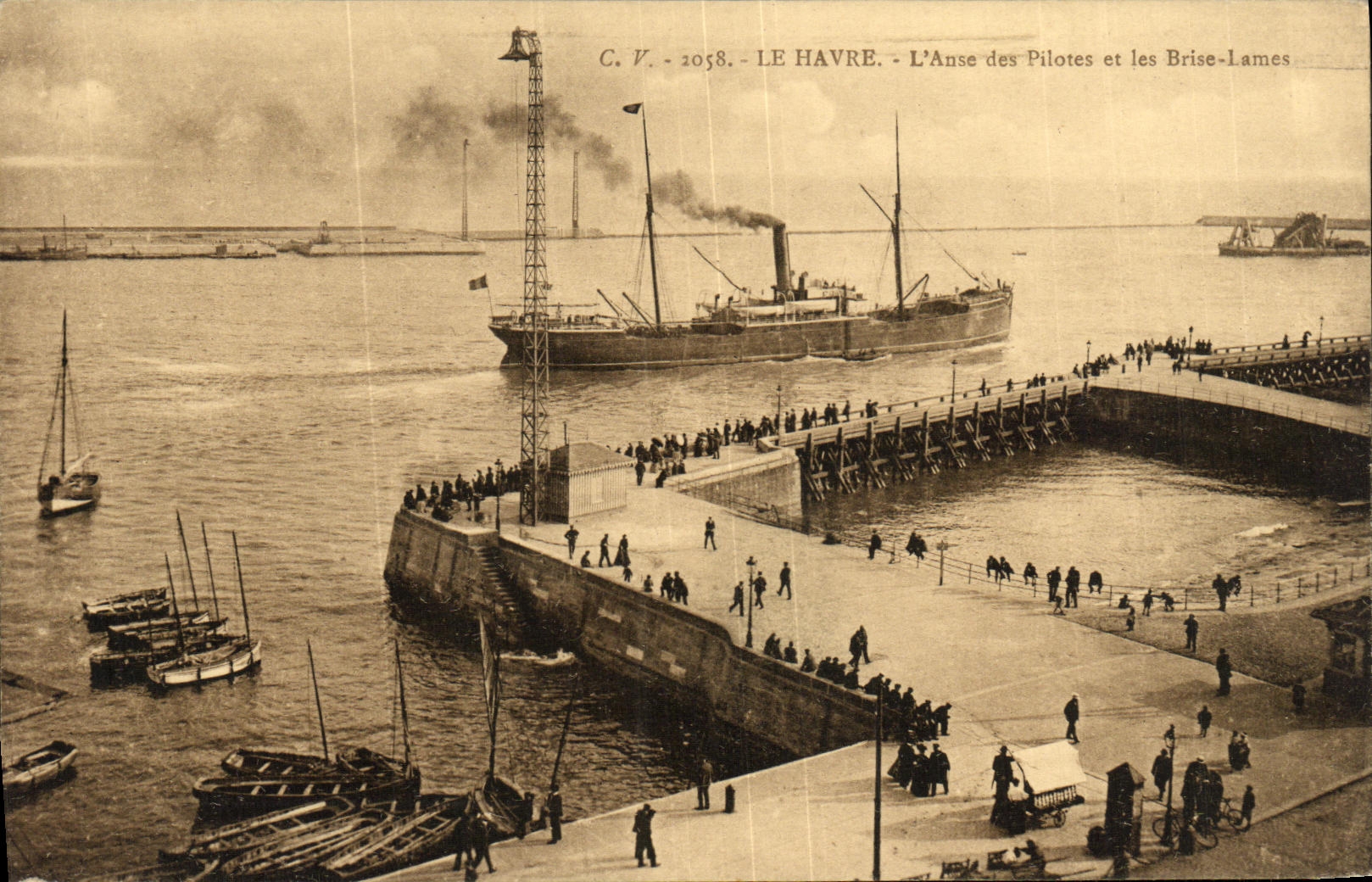 CPA Le Havre L anse des pilotes et le brise lames Bateau 