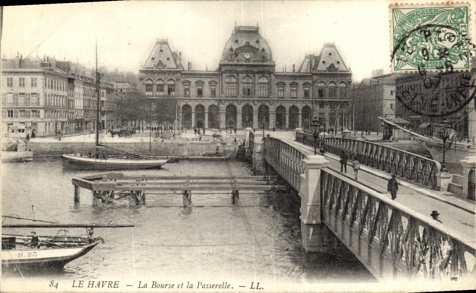 CPA Le Havre La Bourse et la Passerelle Bateaux