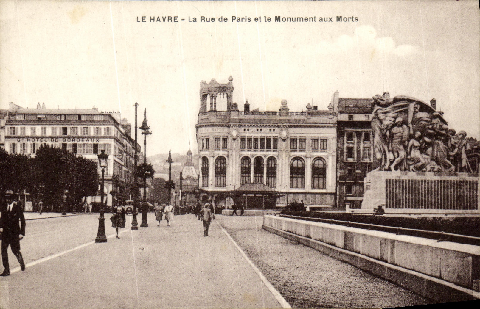 CPA Le Havre La Rue de Paris et la Monument Aux Morts