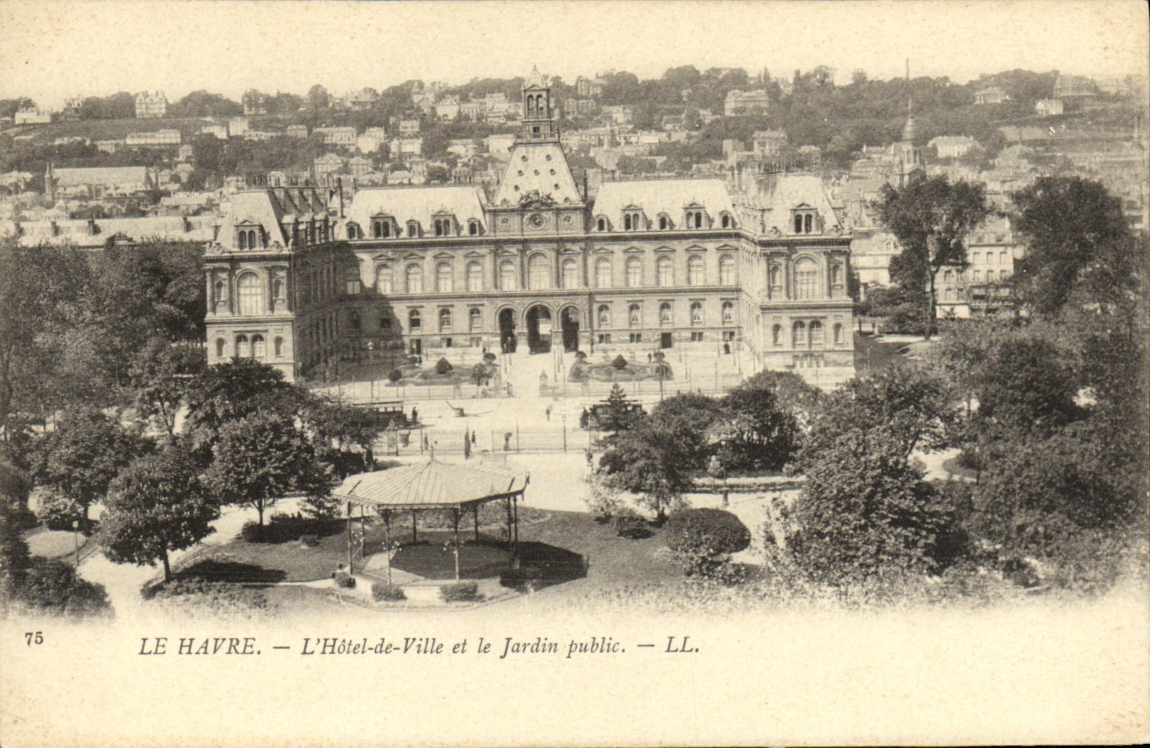 CPA Le Havre L Hotel de Ville et le Jardin Public