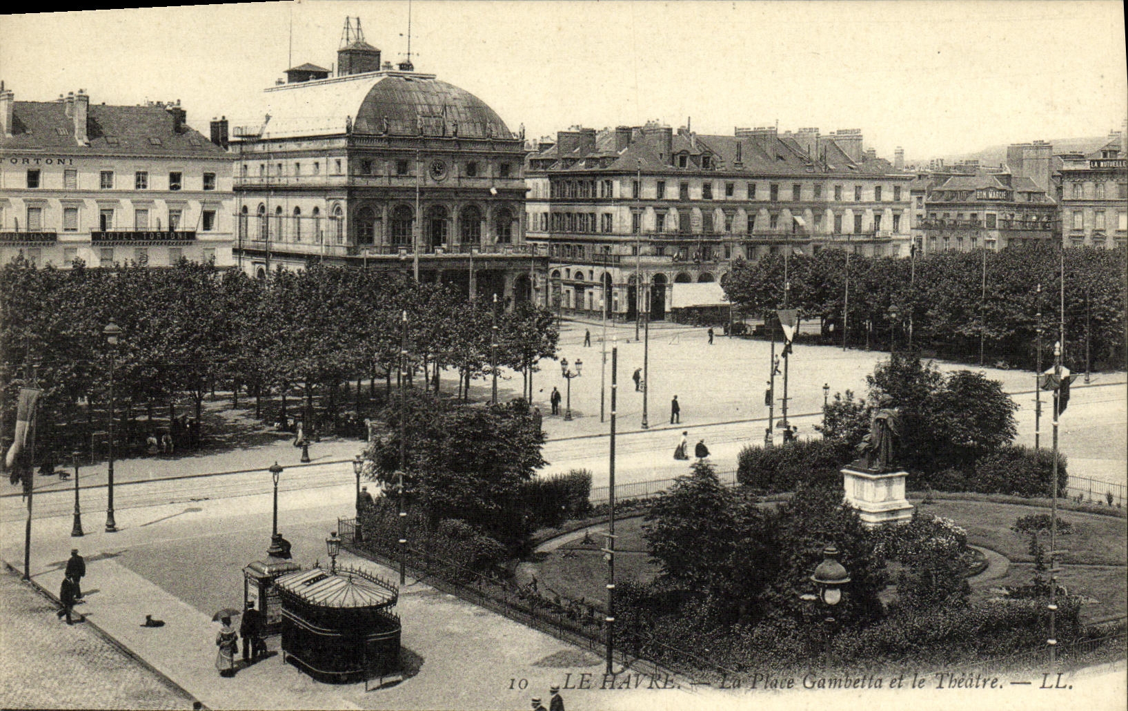CPA Le Havre La Place Gambetta et le Theatre