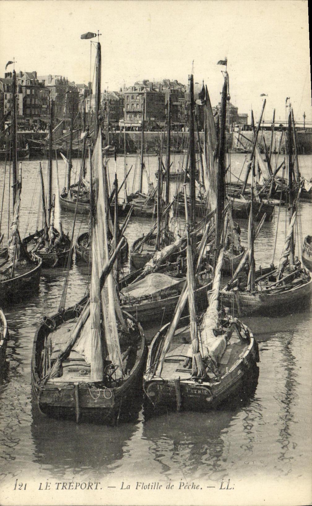 CPA Le Treport La Flotille de Peche Bateaux